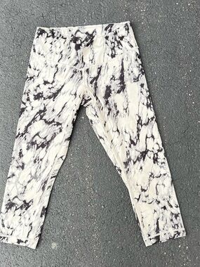 Lululemon Marble Pattern Wunder Under crop leggings Size 6 Black White